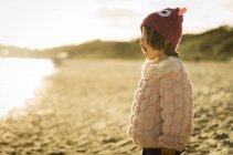 Девушка поет на песчаном пляже — стоковое фото