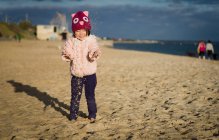 Mädchen spielt am Sandstrand — Stockfoto