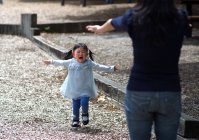 Chorando menina correndo para a mãe — Fotografia de Stock