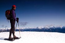 Uomo in piedi sulla montagna guardando la vista — Foto stock
