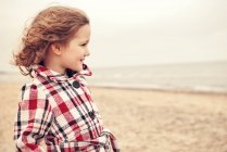 Small girl on beach — Stock Photo