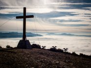 Cross at top of mountain — Stock Photo