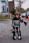 Усміхнений хлопчик в костюмі скелета — стокове фото