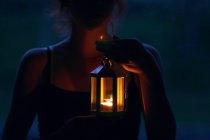 Молодая женщина держит фонарь — стоковое фото