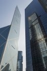Rascacielos reflejándose en torre de oficinas - foto de stock