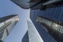 Rascacielos reflejándose en torre de oficinas - foto de stock