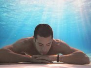 Портрет человека под водой — стоковое фото