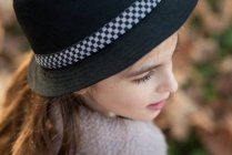 Симпатичная девушка в шляпе — стоковое фото