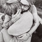 Casal uns com os outros abraçando abraço — Fotografia de Stock