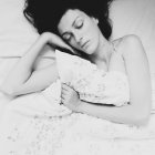 Mujer durmiendo acostada en la cama - foto de stock