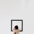Mulher solitária no quadro — Fotografia de Stock