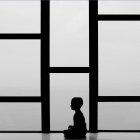 Silhouette de garçon assis — Photo de stock