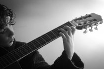 Boy playing guitar — Stock Photo