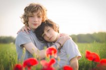 Jungen umarmen sich auf dem Feld — Stockfoto