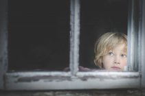 Junge hinter Fenster — Stockfoto
