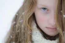 Mädchen bei Schneefall — Stockfoto