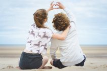 Діти роблять форму серця — стокове фото