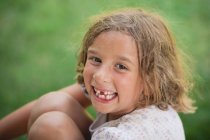 Дівчина посміхається з відсутнім зубом — стокове фото
