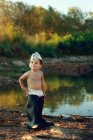 Junge trägt riesige Gummistiefel — Stockfoto