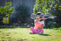 Mädchen spielt mit Seifenlauge — Stockfoto