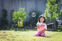 Mädchen spielt mit Seifenlauge — Stockfoto