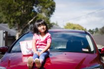 Menina pequena no carro vermelho — Fotografia de Stock