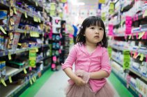 Kleines Mädchen läuft zwischen Verkaufsständen — Stockfoto