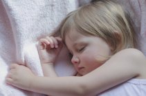 Маленька дівчинка спить солодкий сон — стокове фото
