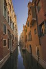 Canal forrado com edifícios — Fotografia de Stock