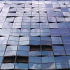 Modèle de fenêtres sur le bâtiment moderne — Photo de stock