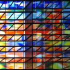 Modèle de fenêtres colorées du bâtiment — Photo de stock