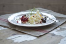 Salada de erva-doce com mesa rústica — Fotografia de Stock