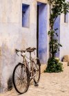 Велосипед прислонился к стене — стоковое фото