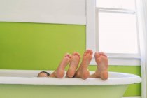 Босоногі ноги дітей у ванні — стокове фото