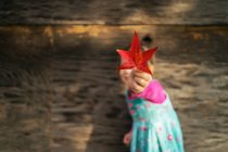Girl holding leaf — Stock Photo