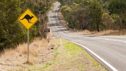Straße mit Känguru-Schild — Stockfoto