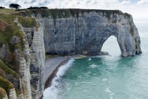 Arch and cliff along the coast — Stock Photo