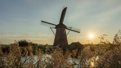 Vista no moinho de vento ao pôr do sol — Fotografia de Stock