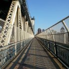 Pedestrian walkway on Manhattan Bridge — Stock Photo