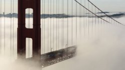 Puente Golden Gate en niebla - foto de stock