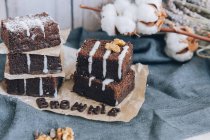 Schneiden von Schokoladen-Brownie-Kuchen in Papier — Stockfoto