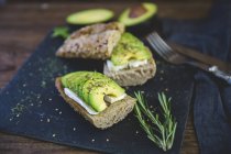 Sandwich mit Avocado auf Mischkernrolle — Stockfoto