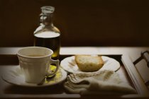 Крупный план подноса с кофе и тостами — стоковое фото