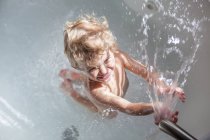 Купание ребенка в ванне с водой — стоковое фото