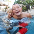 Niños en la piscina - foto de stock