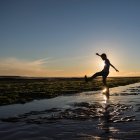 Kleiner Junge tritt Wasser am Strand — Stockfoto