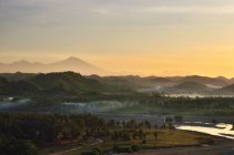 Indonésia, Kuta, Montanhas ao nascer do sol — Fotografia de Stock