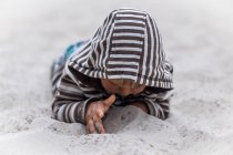 Junge spielt im Sand — Stockfoto