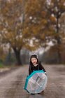 Мальчик с зонтиком на проселочной дороге — стоковое фото