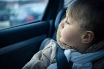 Junge im Autositz — Stockfoto